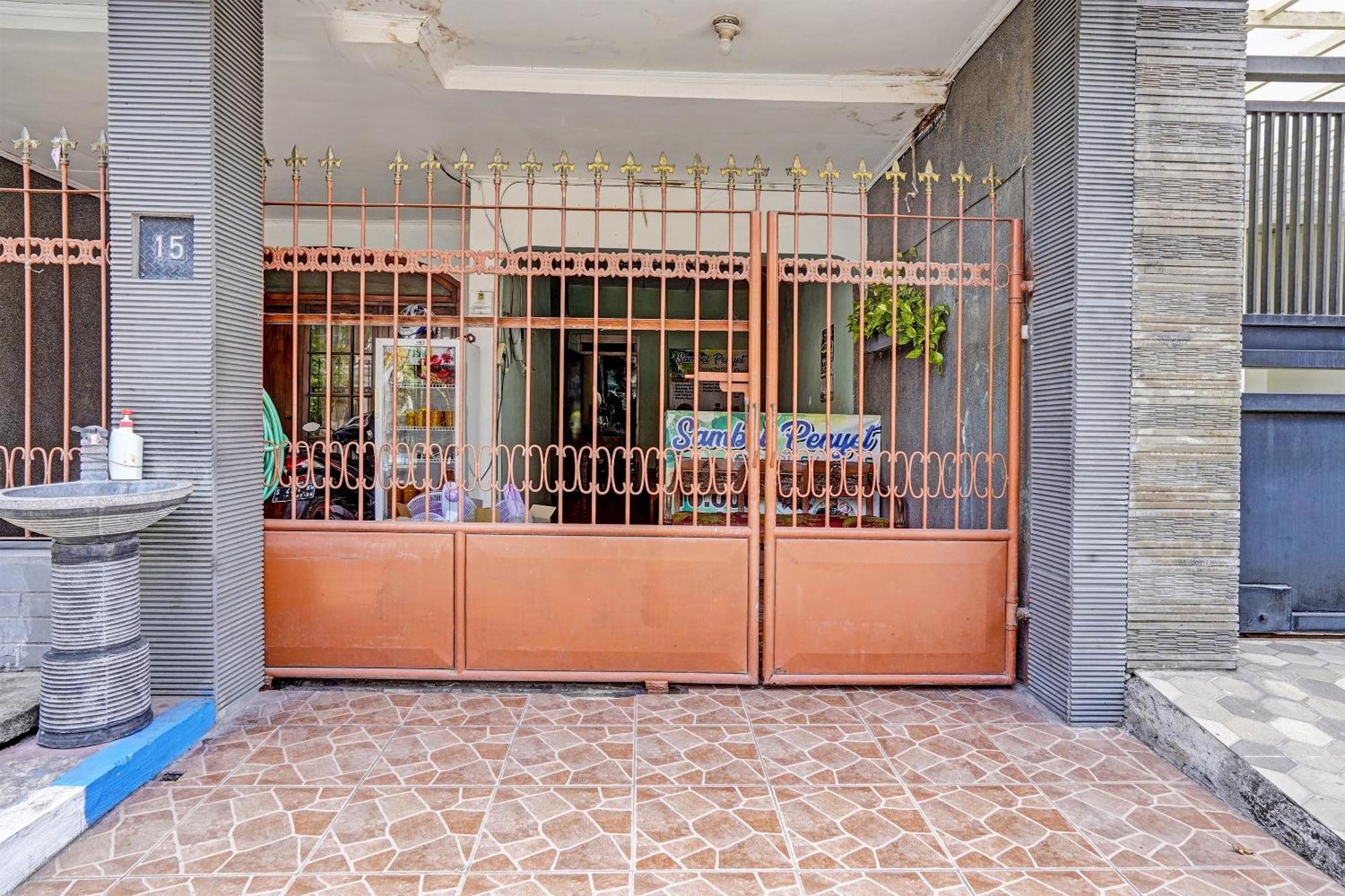 فندق Spot On 91716 Kost Yy Syariah Mojokerto المظهر الخارجي الصورة